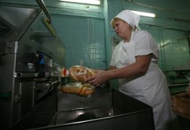 Работница хлебозавода