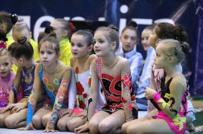 Юные гимнастки