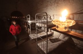 Жінка оглядає ліжка