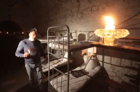 Мужчина осматривает кровати