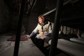 Работница завода