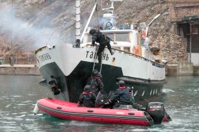 Демонстрационные действия по задержанию и досмотру «судна-нарушителя»