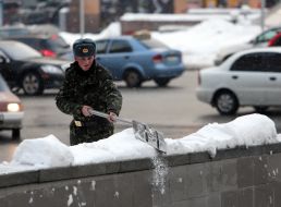 Солдат убирает снег