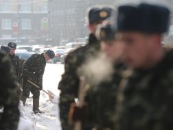 Солдаты убирают снег