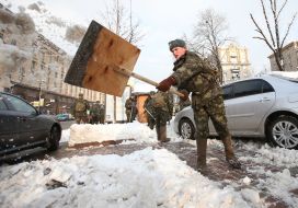 Солдаты убирают снег
