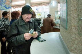 An elderly man counts the money