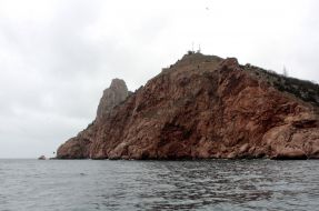 Гора возле входа в бухту Балаклавы