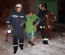 Співробітники МНС ведуть жінку