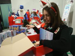 Volunteers packs holiday gifts