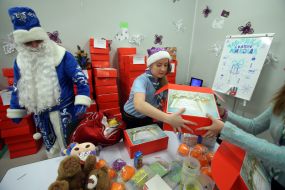 Volunteers pack holiday gifts
