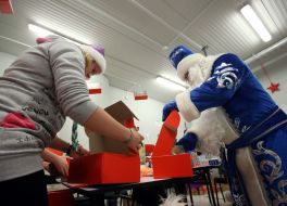 Volunteers pack holiday gifts
