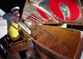 Повар готовит салат "Оливье"