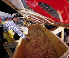 Повар накладывает салат "Оливье"