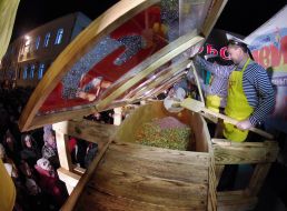 Повар готовит салат "Оливье"