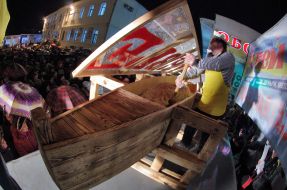 Повар готовит салат "Оливье"