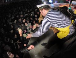 Повар раздает салат "Оливье"