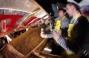 Повар накладывает салат "Оливье"