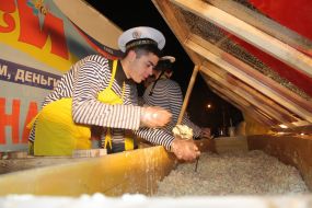 Повар накладывает салат "Оливье"