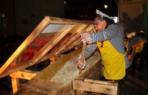 Повар накладывает салат "Оливье"