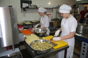 Повара готовят салат "Оливье"