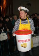 Повар держит ведро с ингредиентами для салата "Оливье"