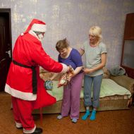 Дед Мороз раздает подарки