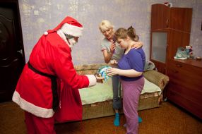 Дед Мороз раздает подарки
