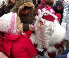 Дед Мороз общается с ребенком