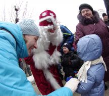 Дед Мороз общается с ребенком