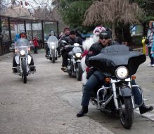 Байкер везет Деда Мороза