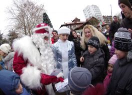 Дед Мороз и Снегурочка общаются с детьми