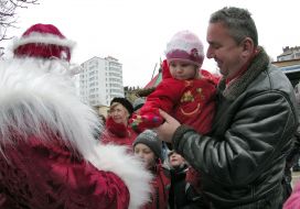Дед Мороз общается с ребенком