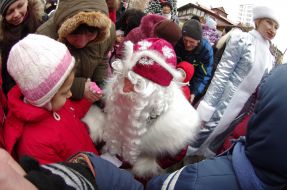 Дед Мороз общается с ребенком