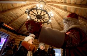 Дед Мороз общается с детьми