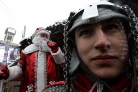 Артист в костюме богатыря и Дед Мороз