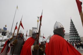 Артисты в костюмах богатырей