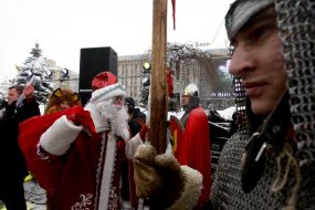 Артисты в костюмах богатырей и Дед Мороз