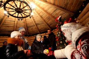 Дед Мороз и Снегурочка дарят подарки