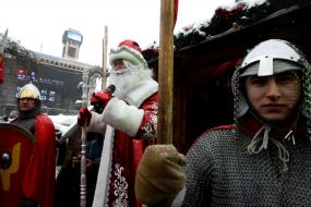 Артисты в костюмах богатырей и Дед Мороз