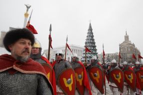 Артисты в костюмах богатырей