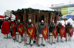 Артисты в костюмах богатырей