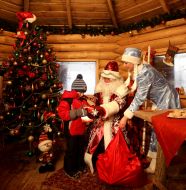Дед Мороз и Снегурочка дарят подарок