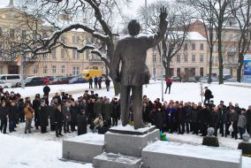 Laying flowers at the monument to Vyacheslav Chornovil