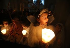 Діти тримають запалені свічки