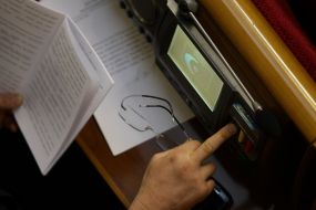 Народный депутат голосует
