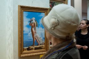 Посетительница рассматривает картину