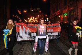 Участники факельного шествия