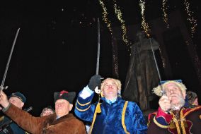 Фейерверк возле памятника Бандере