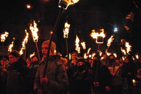 Участники факельного шествия