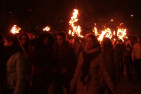 Участники факельного шествия